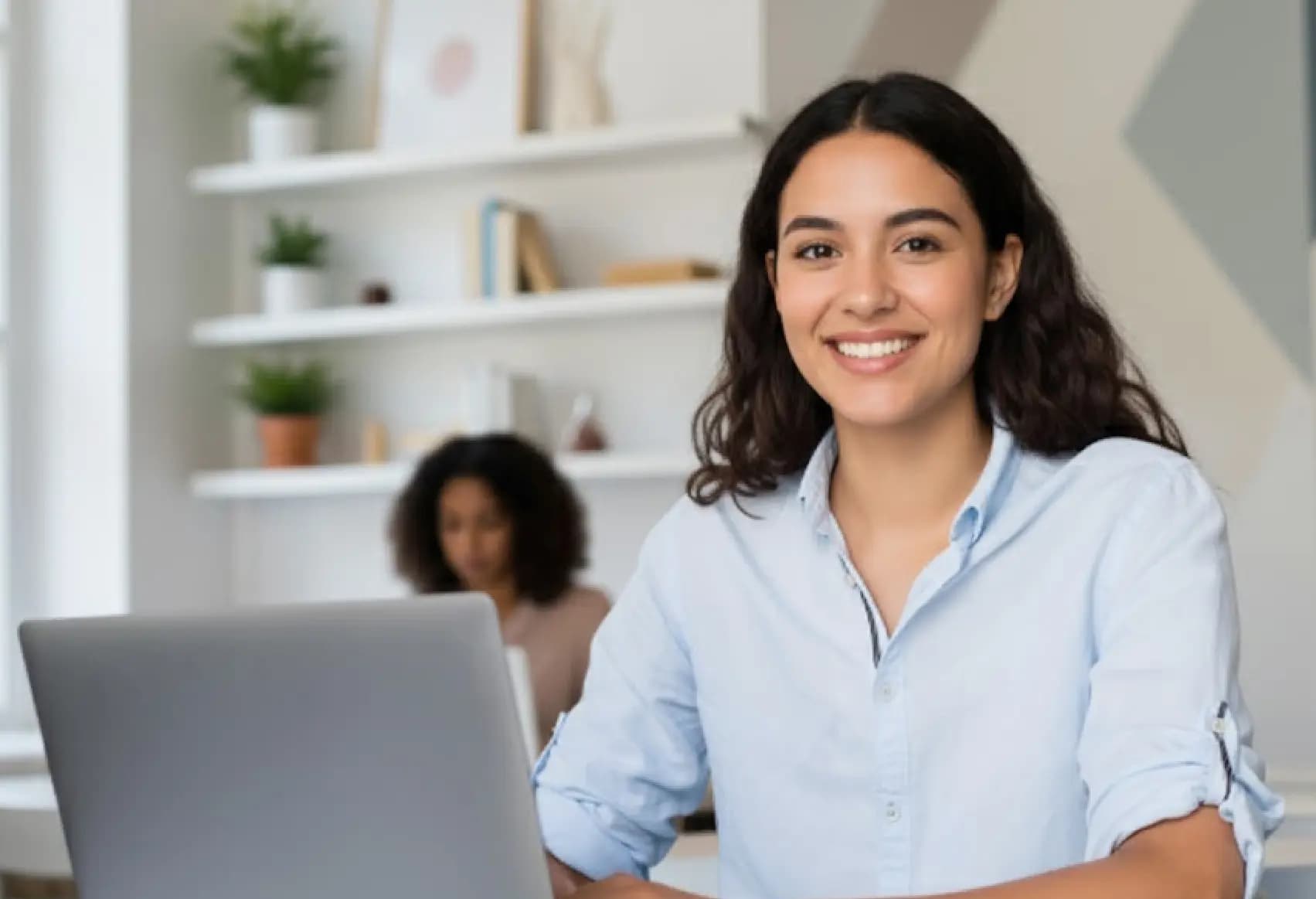 Persona natural usando un portátil